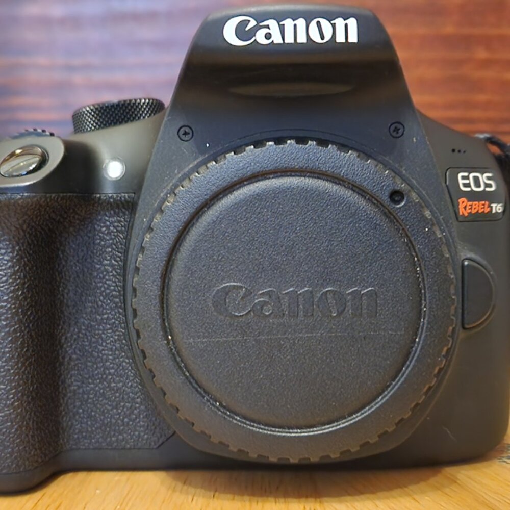 📷 Canon EOS Rebel T6 DSLR Camera and 18-55mm Lens with Tote! 📷